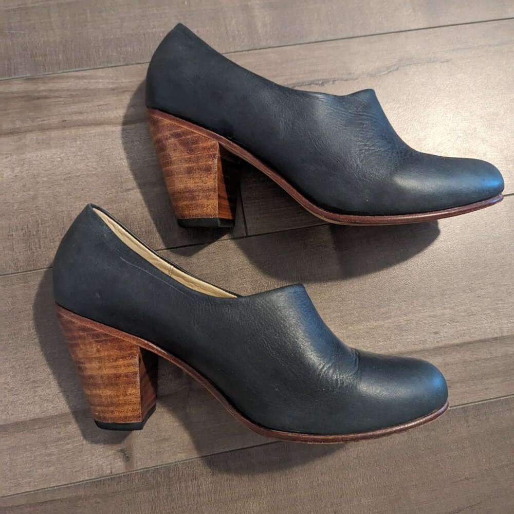 Nisolo Black Leather Block Heel Pumps with Brown Wood Stacked Heel